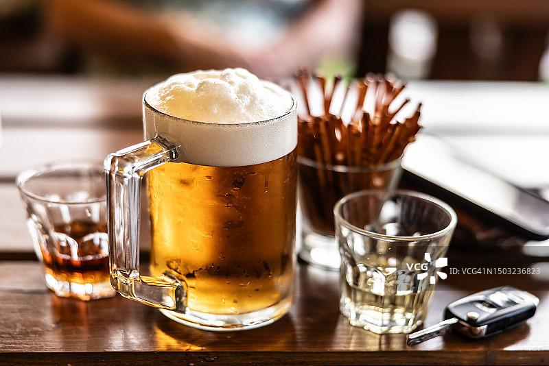 一杯生啤酒和两杯烈酒图片素材