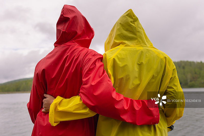 湖边的爱图片素材