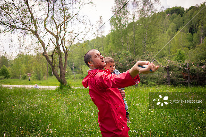 父子享受户外活动图片素材