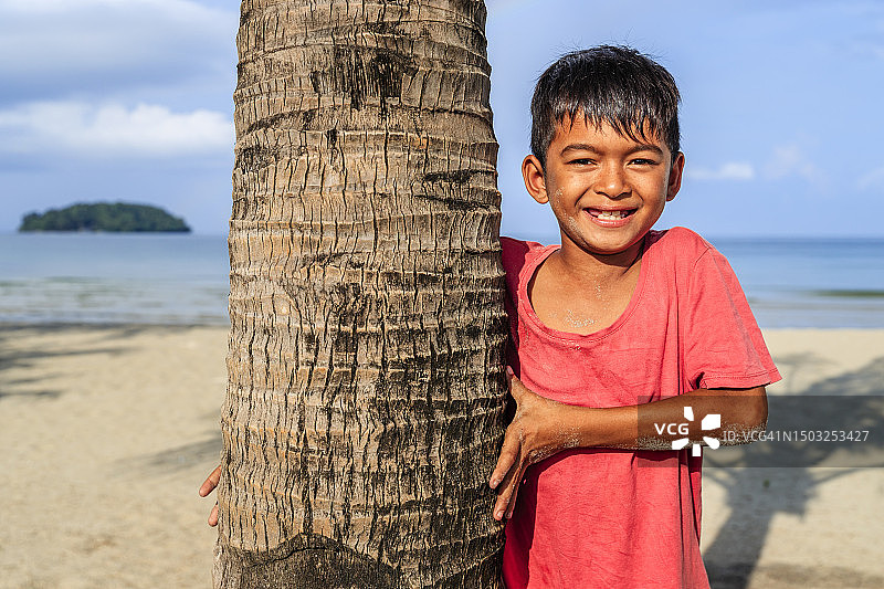 柬埔寨海滩上的小男孩图片素材
