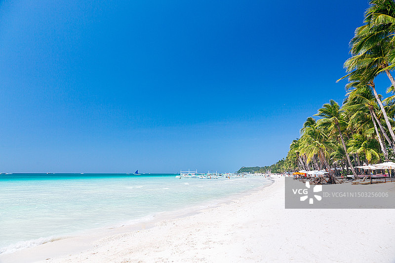 长滩岛白沙滩：原始沙滩，清澈的海水和棕榈树成荫的海岸线图片素材