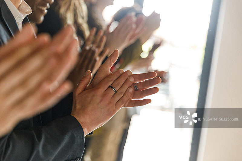 排队鼓掌的人们图片素材