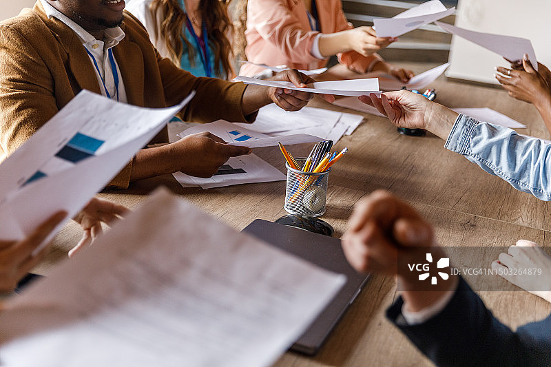 商务人士在会议中交流文件图片素材