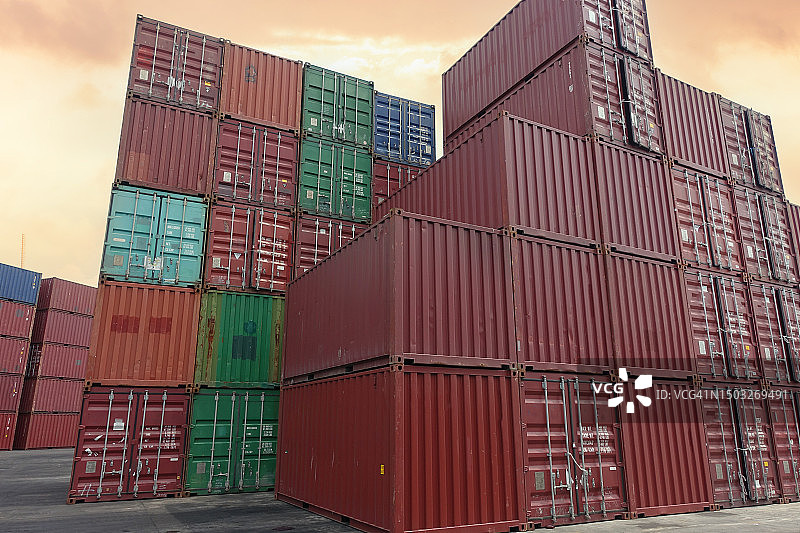 空的钢制集装箱图片素材