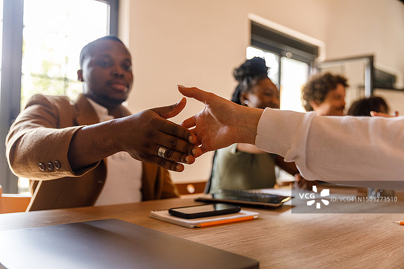 商务人士在成功的商务会议后握手图片素材