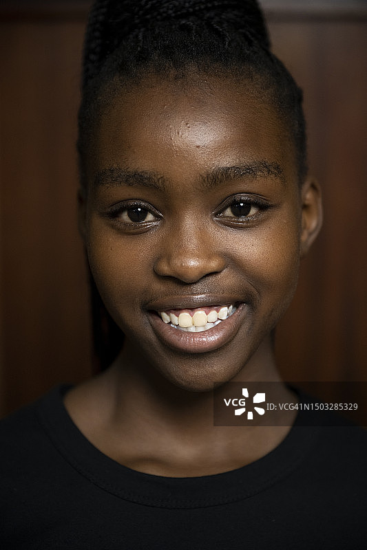 露出牙齿自信微笑的少女特写图片素材