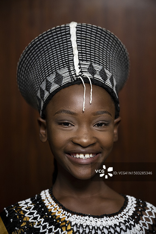 戴着传统帽子和珠子项链的少女特写图片素材