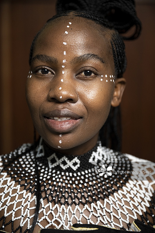 身着传统服饰和仪式妆容的非洲女人肖像图片素材