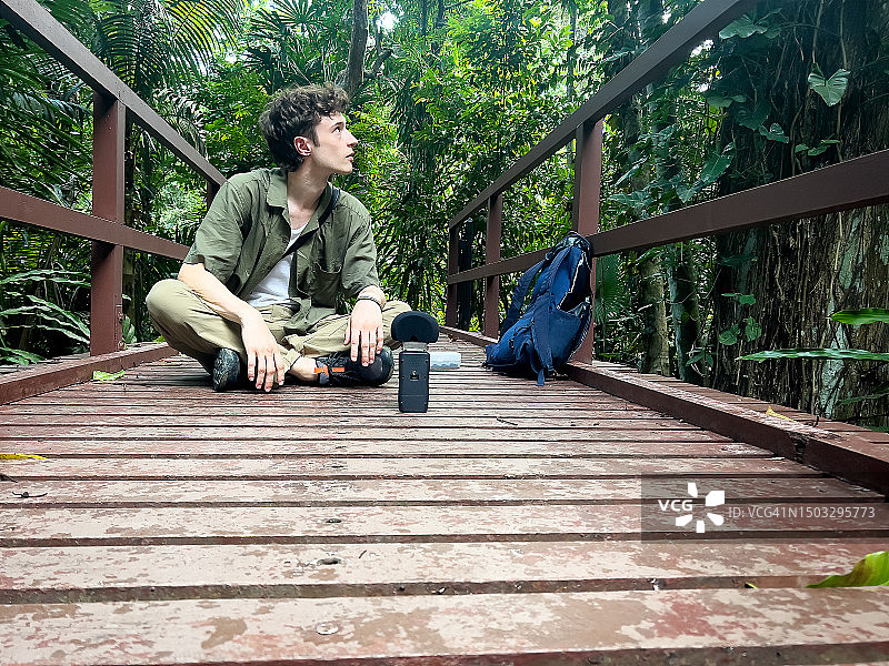 年轻的生态学家用录音机记录鸟类和昆虫的声音图片素材