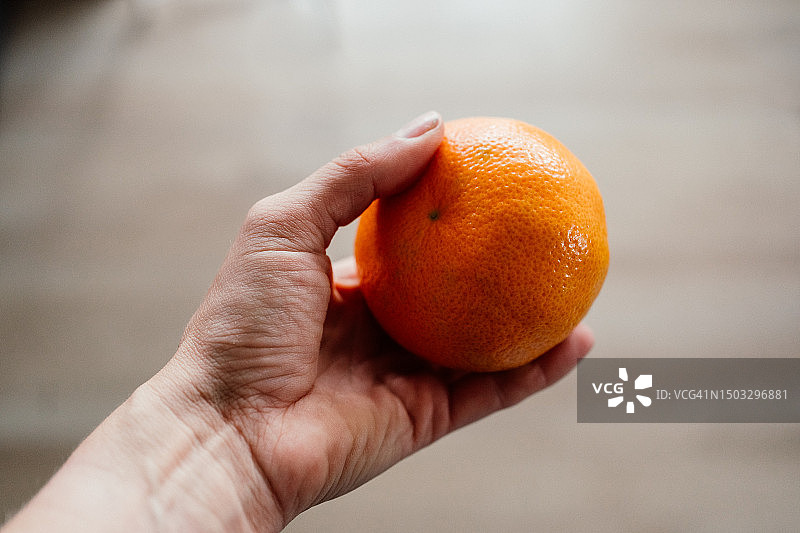 人手拿着一个橙子图片素材