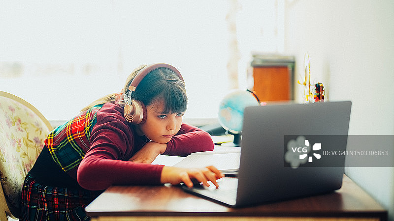 在家进行线上学习的无聊女孩图片素材