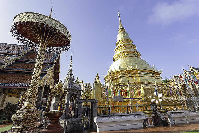 水灯节期间泰国哈里奔猜寺的彩色灯笼节图片素材