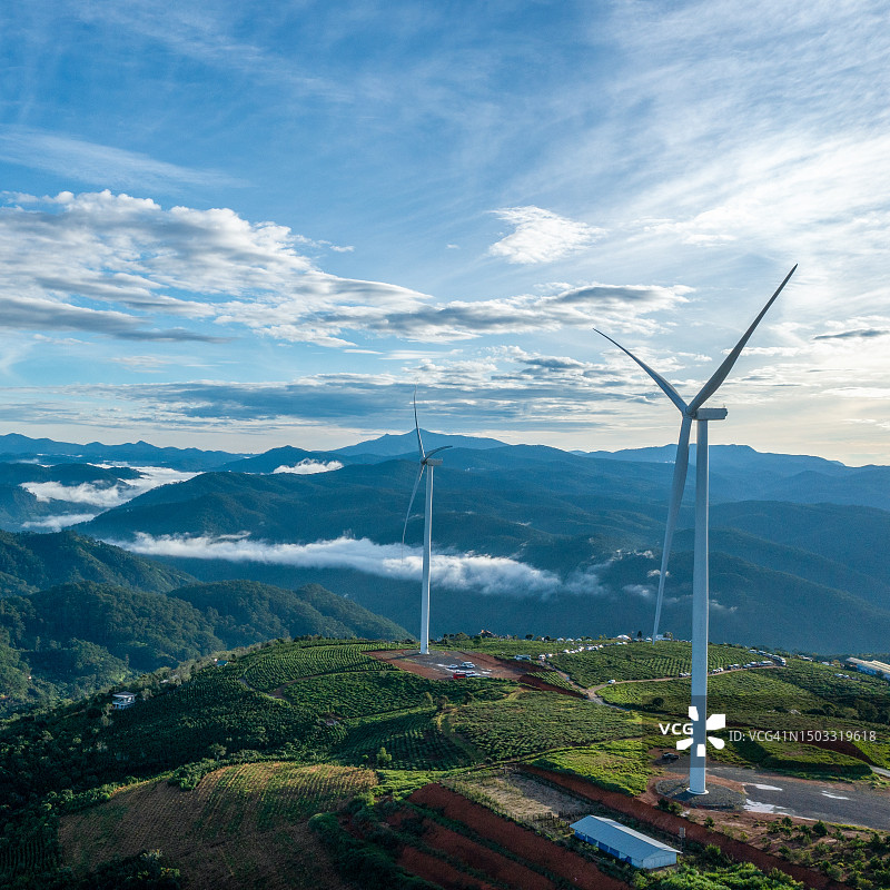 茶山上的风力发电机组图片素材