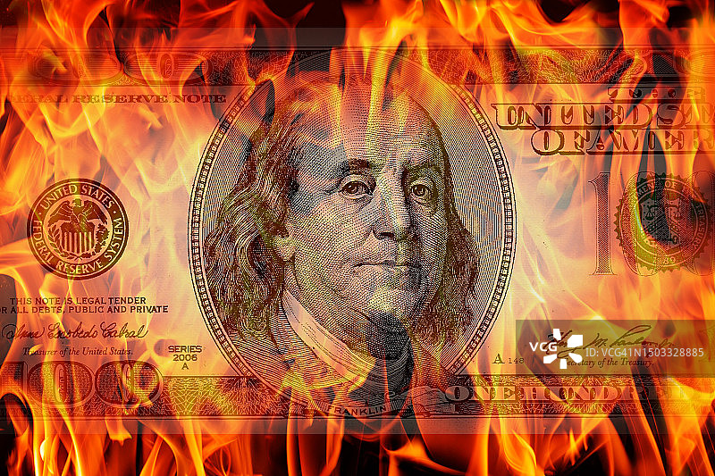 火焰背景上的100美元纸币图片素材