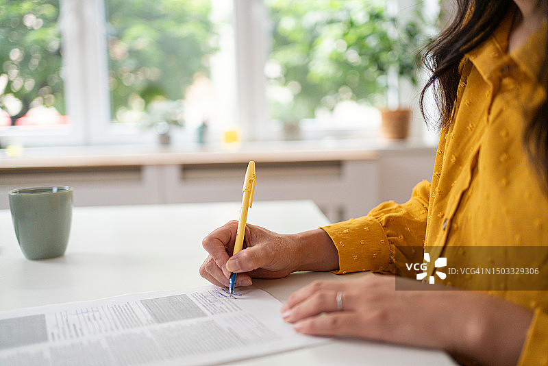 正在签署合同的日本女性图片素材