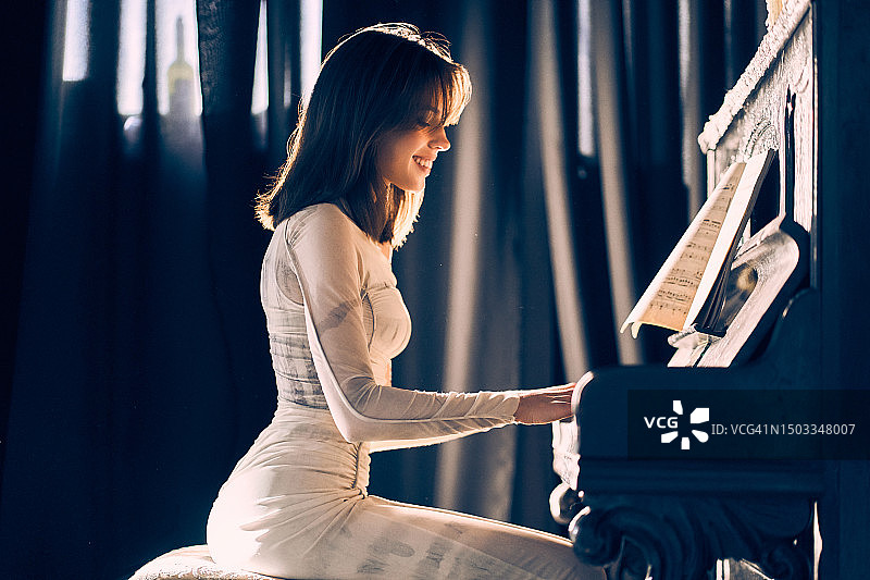 女人弹钢琴图片素材