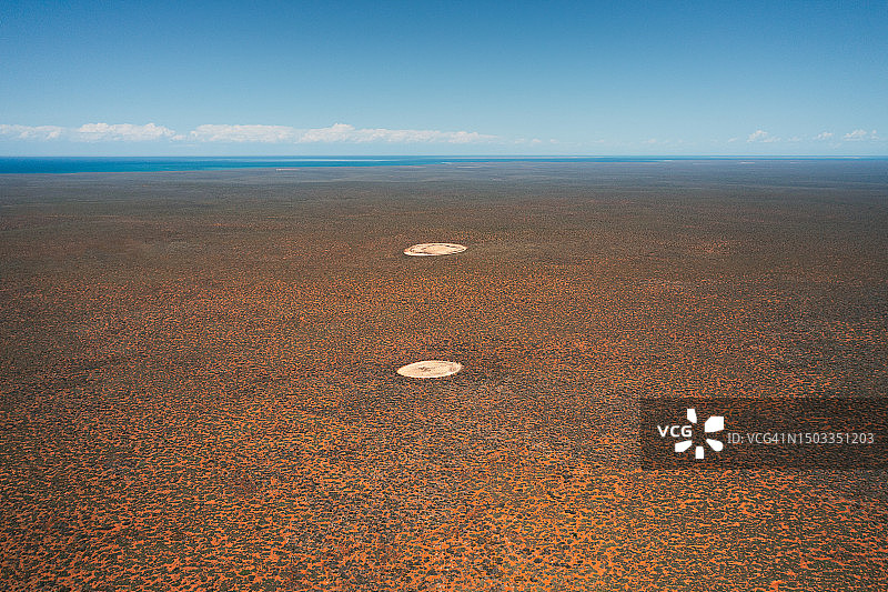 从空中拍摄的两个撞击坑，位于澳大利亚西澳大利亚州鲨鱼湾弗朗索瓦佩隆国家公园图片素材