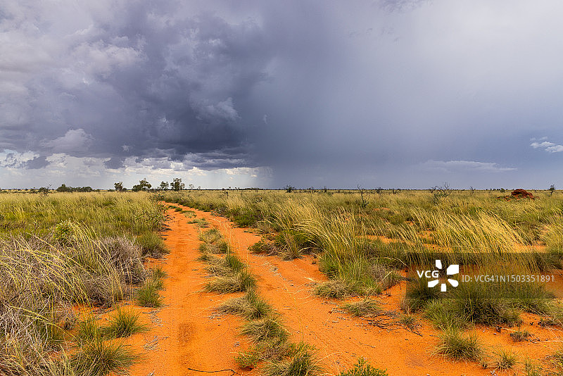 澳大利亚西澳大利亚内陆雷雨天气的土路图片素材