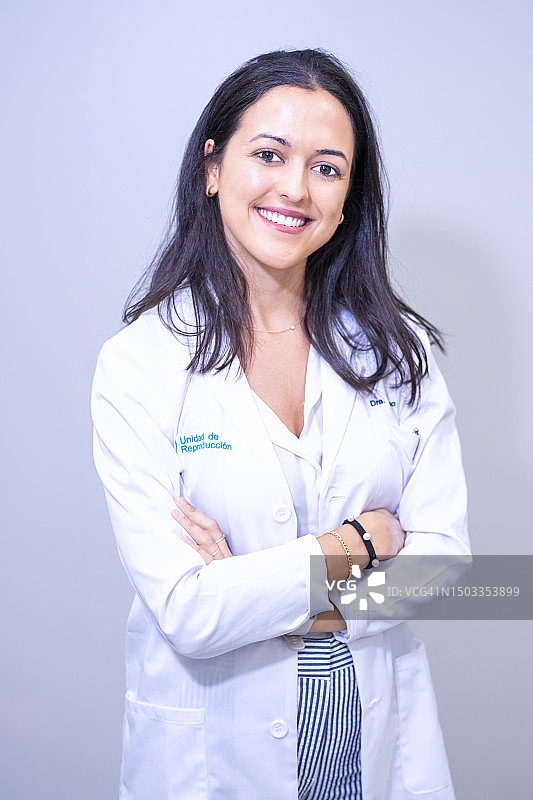 穿着白大褂的西班牙女医生在生育诊所的肖像图片素材