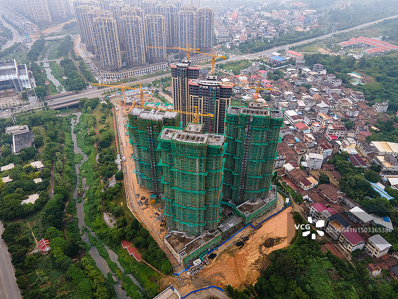 多云城市中的新住宅楼和旧房屋图片素材