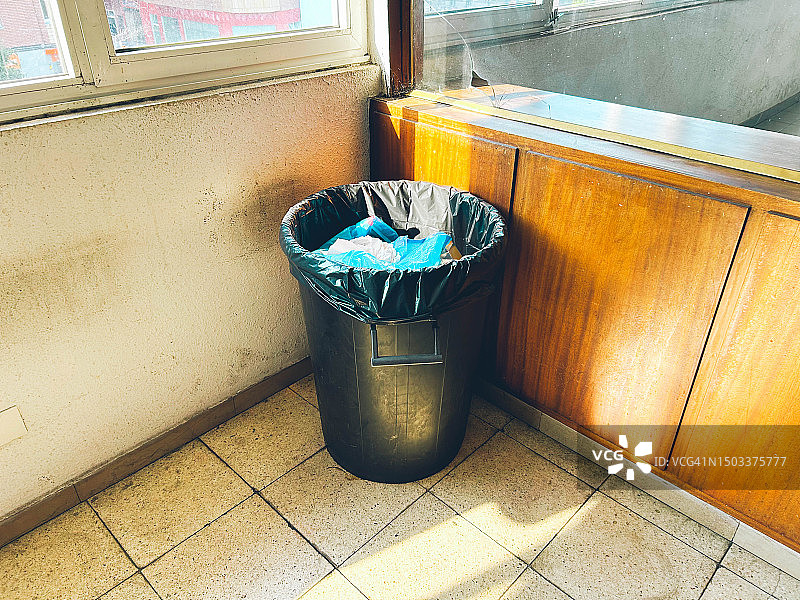 角落里的垃圾桶图片素材