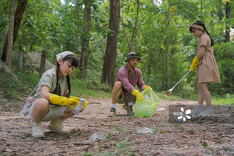夏令营辅导员带领学生清理自然公园的垃圾图片素材