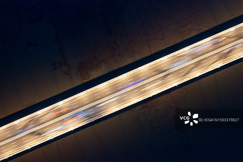 夜间高架桥交通轨迹图片素材