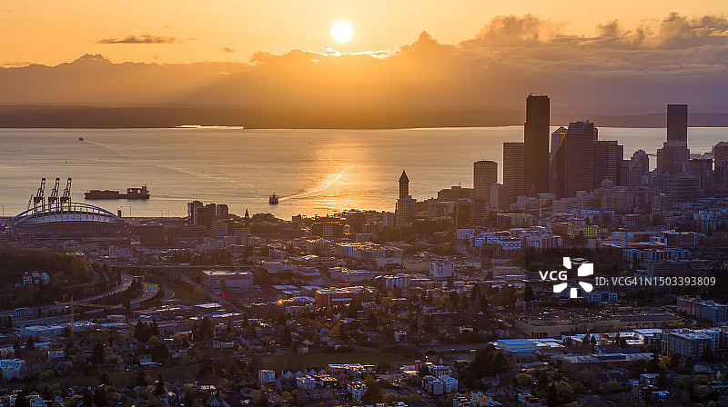 西雅图市中心和埃利奥特湾的日落航拍景色图片素材