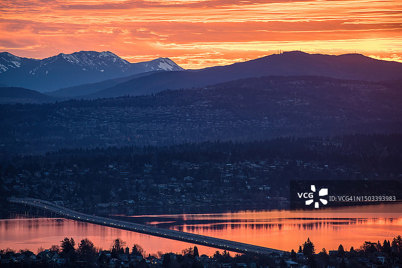 日出时I90桥至默瑟岛航拍图片素材