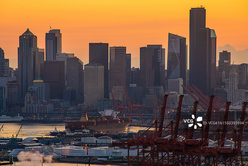 港口起重机和西雅图市中心日出图片素材