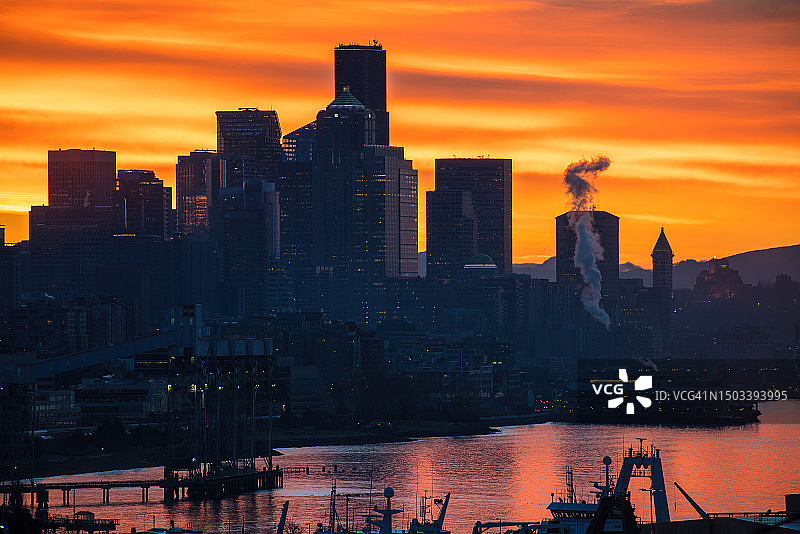 西雅图市中心和埃利奥特湾日出图片素材