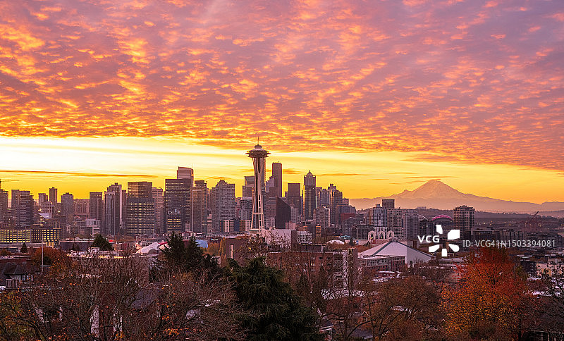 西雅图凯瑞公园日出与雷尼尔山图片素材