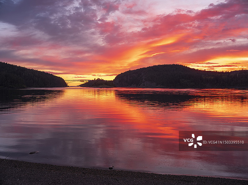 欺骗通道大桥的绚丽日落图片素材