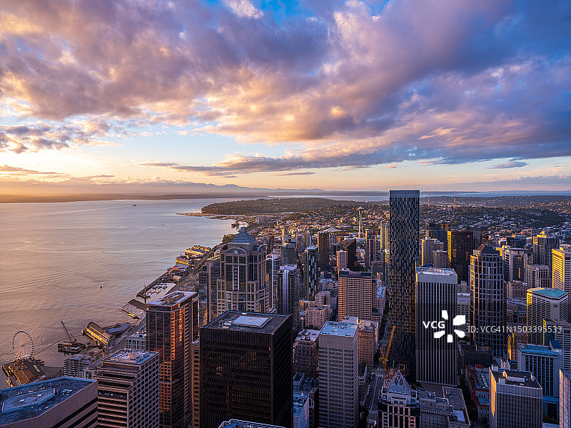 从哥伦比亚中心拍摄的西雅图市中心日落景色图片素材