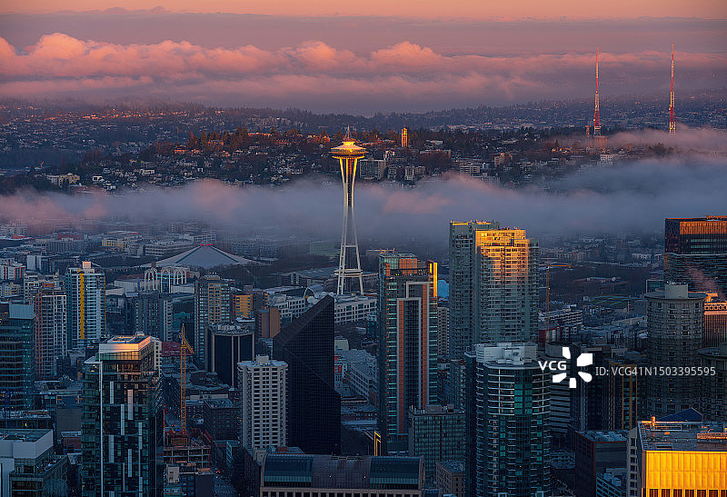 西雅图与太空针塔的日出光芒图片素材