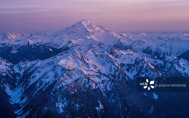 北喀斯喀特冰川峰日落航拍图片素材