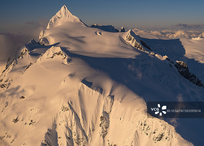 航拍舒克桑山冰川雪景图片素材