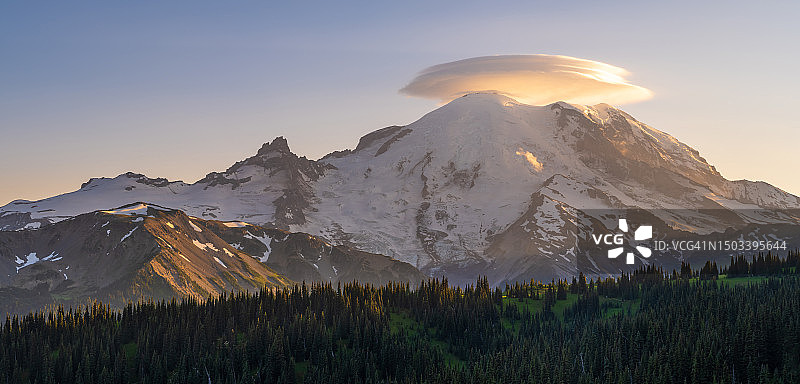 雷尼尔山日出时的荚状云图片素材