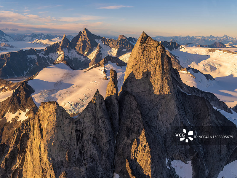 阿拉斯加空中魔鬼拇指峰和猫耳朵山图片素材