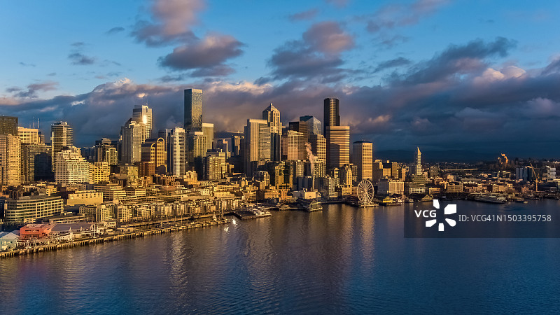 西雅图天际线和海滨夜景航拍图片素材