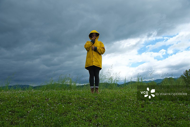 女孩观望多云天气图片素材