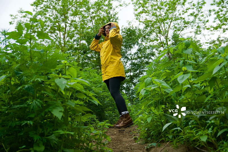 在雨天享受大自然的女孩图片素材