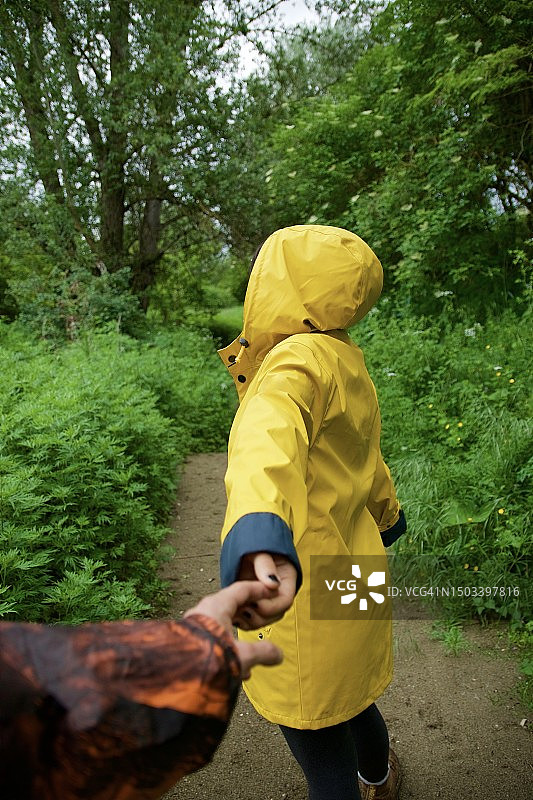 雨天大自然中的情侣图片素材