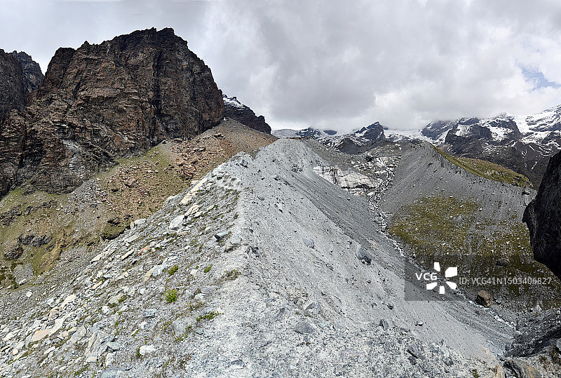 消退的冰川山脊上的小路图片素材