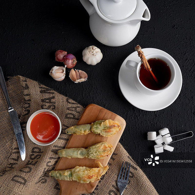 餐桌上早餐的高角度视图图片素材