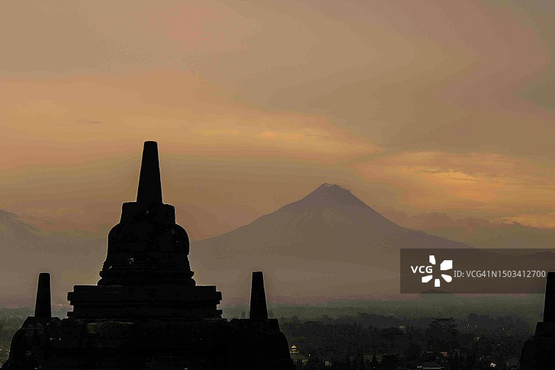 日落时分天空下的寺庙轮廓图片素材