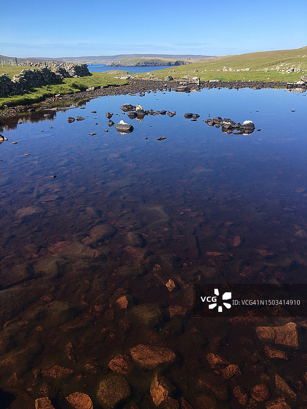 英国设得兰群岛的湖泊美景图片素材