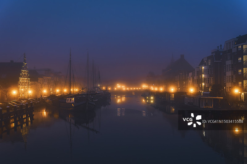荷兰莱顿市夜间运河景观图片素材