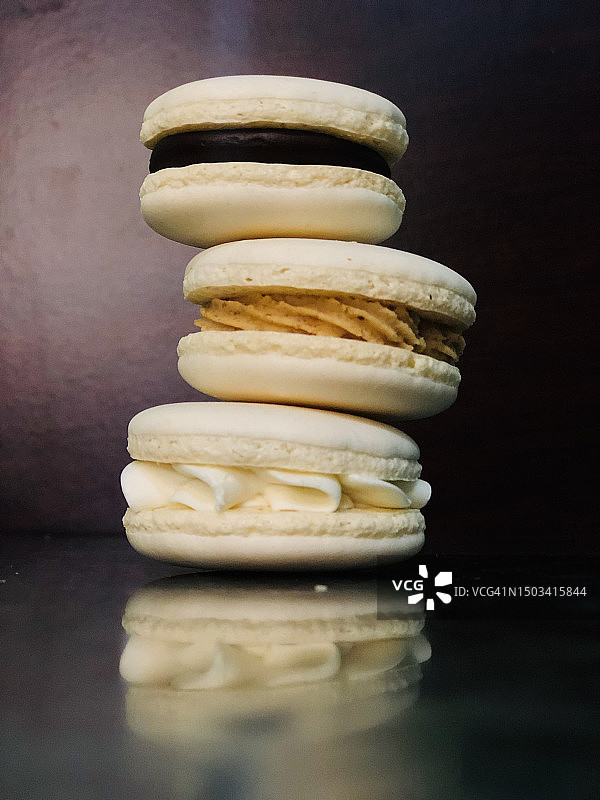 桌子上堆叠的马卡龙特写，哈瓦里亚，纳布勒，突尼斯图片素材