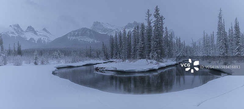 加拿大艾伯塔坎莫尔湖泊雪山风景图片素材